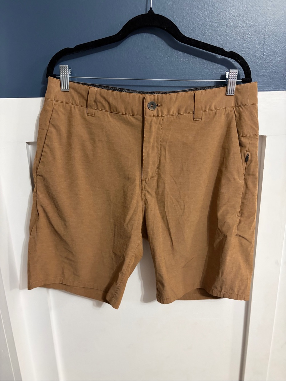 Vuori Men's Aim Short 8" Inseam Sedona Brown Size 32 V368